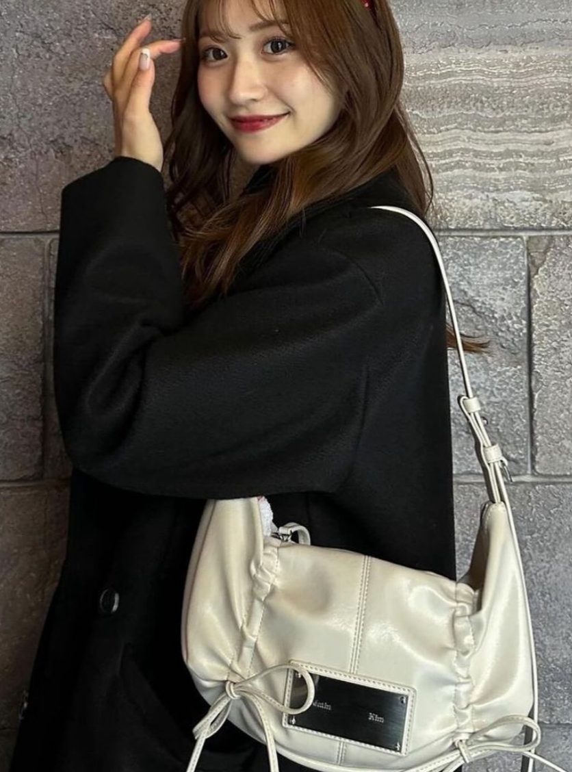 Matin Kim half shirring ribbon round bag